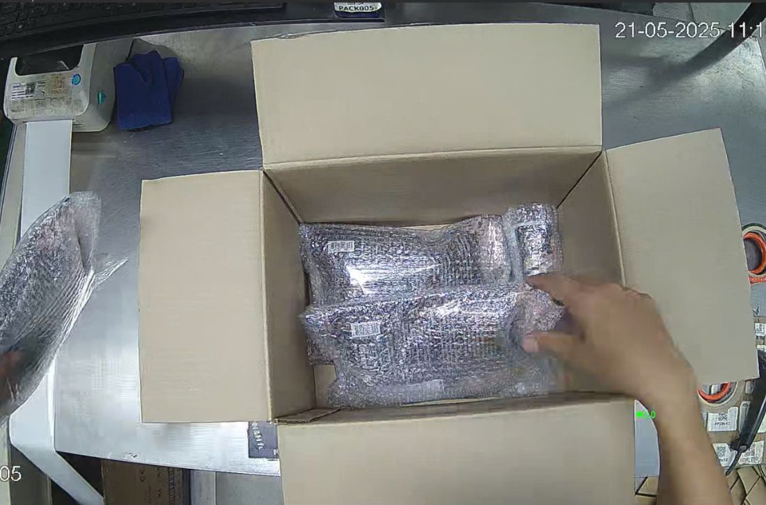 Camera ghi lại quá trình đóng gói và kiểm hoàn