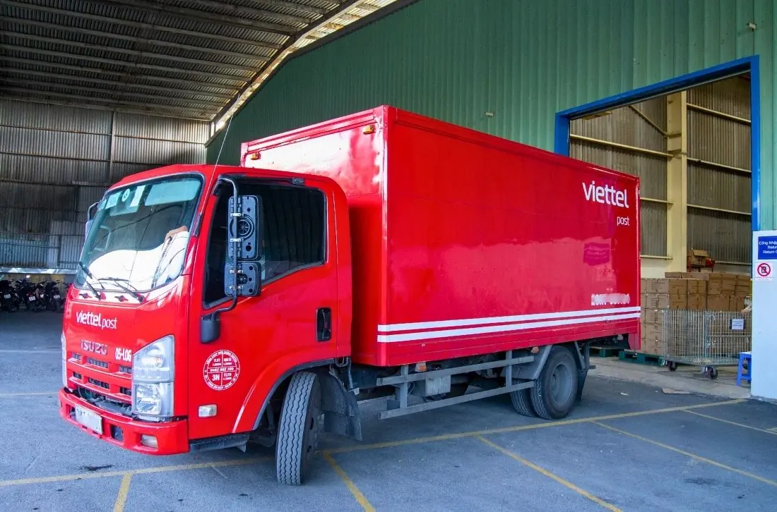 Xe tải của đơn vị vận chuyển đỗ tại kho Fulfillment chờ nhận bàn giao đơn hàng