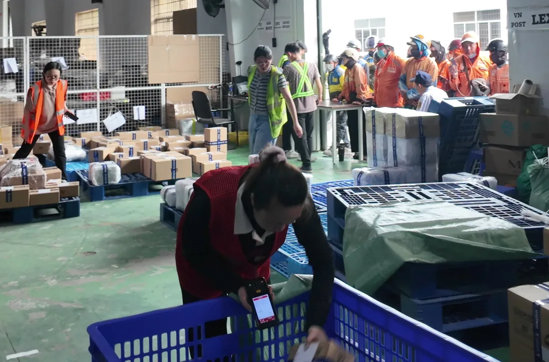 Nhân viên đơn vị vận chuyển chờ nhận bàn giao đơn hàng tại kho Fulfillment