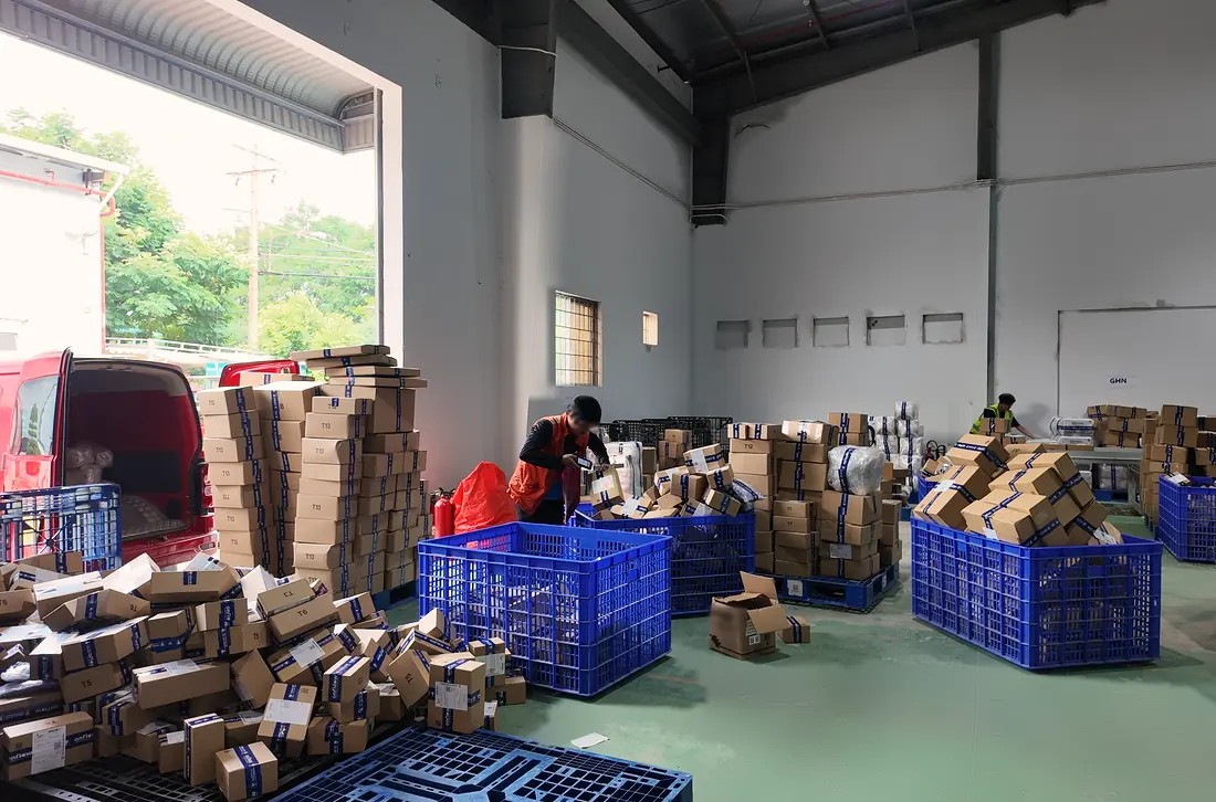 Đơn hàng đã đóng gói chờ xếp lên xe vận chuyển tại cửa xuất hàng của kho Onflow Fulfillment