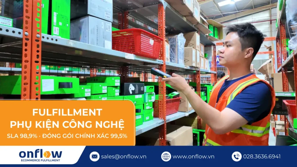 Nhân viên Onflow Fulfillment kiểm hàng phụ kiện công nghệ trên kệ kho