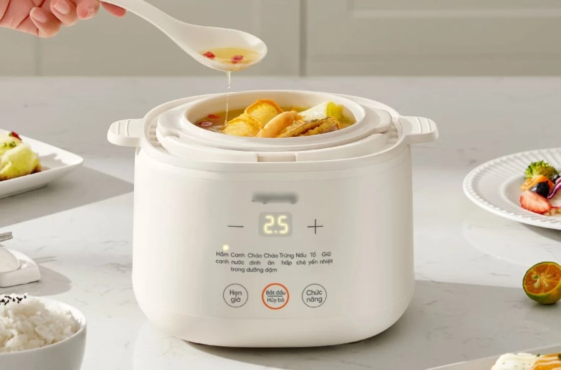 Nồi điện mini nấu cháo đặt trên bàn bếp, một mặt hàng gia dụng dễ bán online