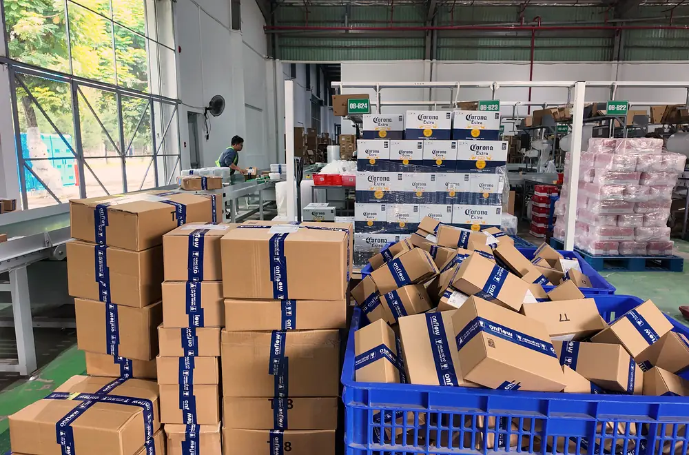 Đơn hàng đã đóng gói, dán băng keo Onflow Fulfillment chờ xuất kho