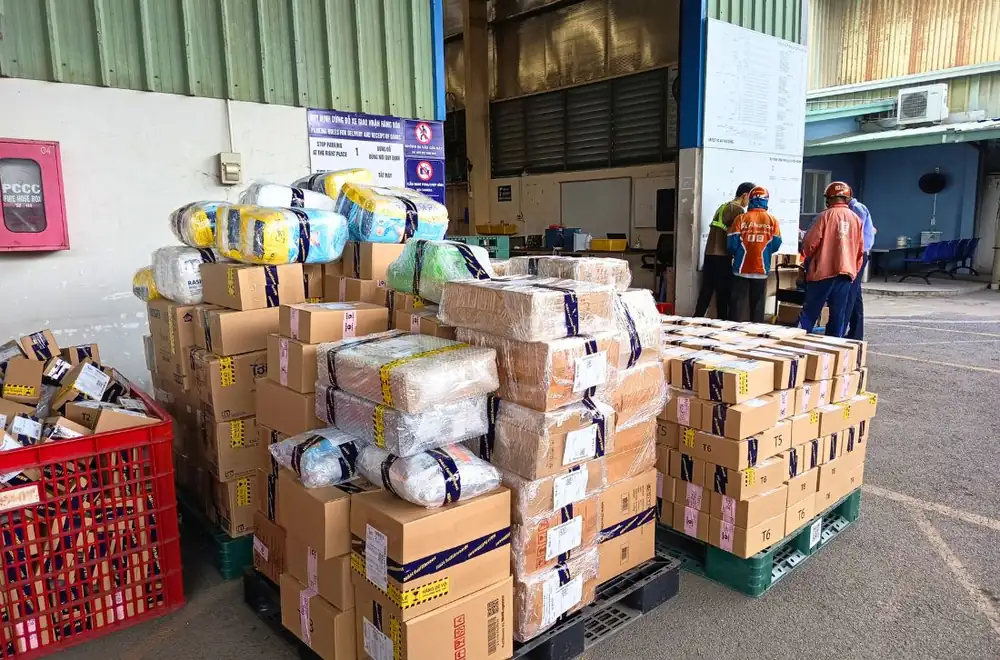 Đơn hàng đã đóng gói xếp trên pallet chờ bàn giao trong kho Fulfillment