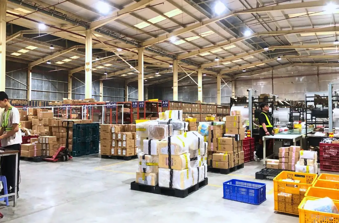 Khu xử lý đơn hàng quy mô lớn tại kho Onflow Fulfillment