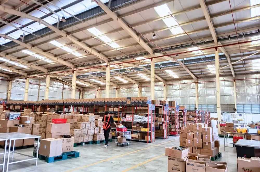 Toàn cảnh Fulfillment Center với khu kệ hàng và khu xử lý đơn TMĐT