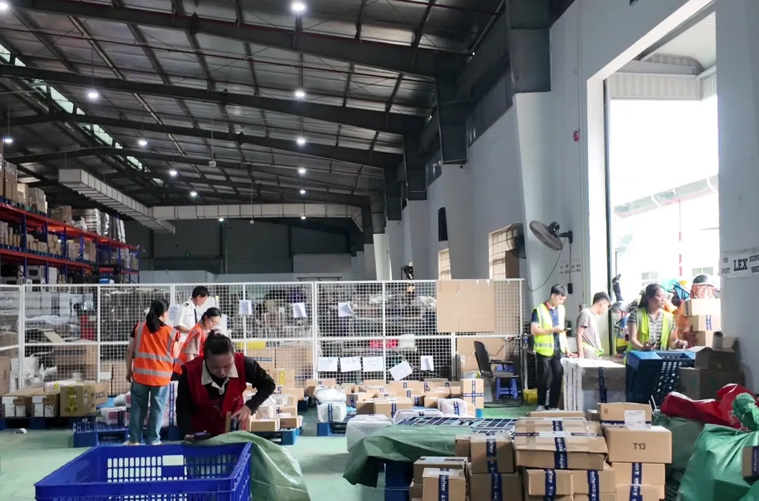 Khu xuất hàng TMĐT quy mô lớn bên trong một Fulfillment Center
