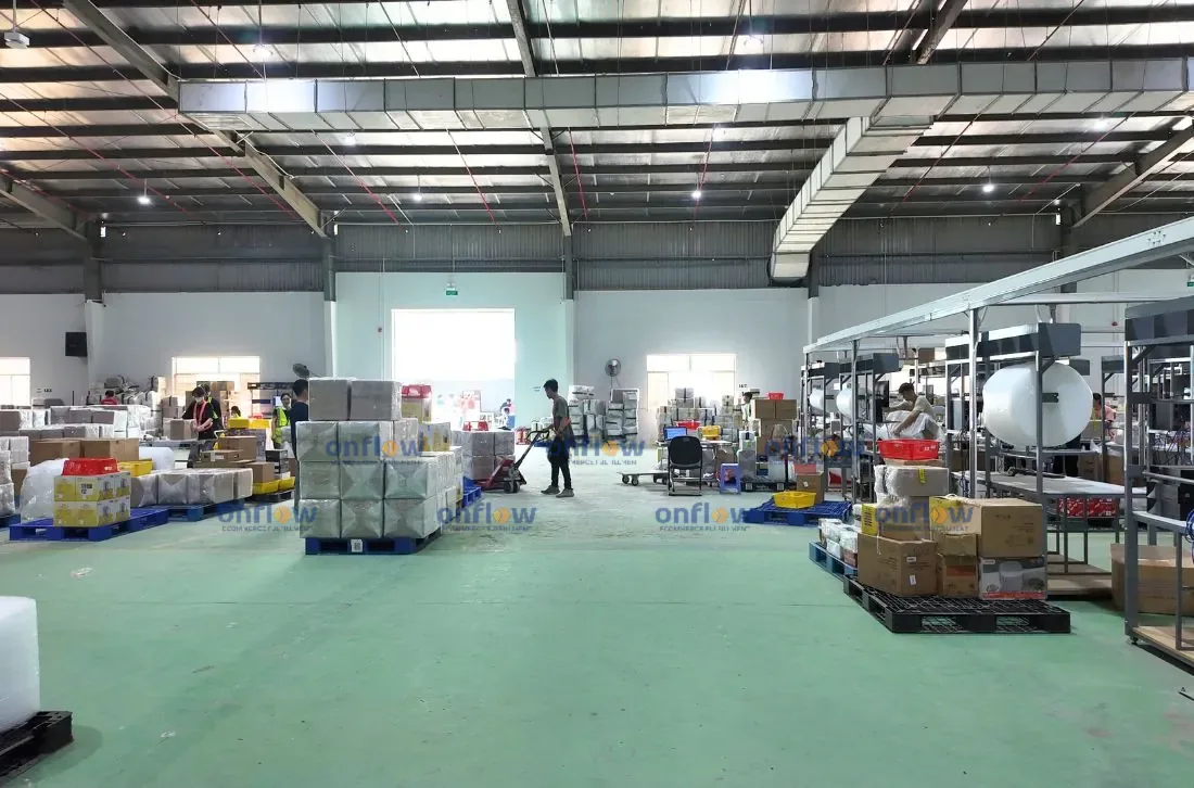Toàn cảnh kho Fulfillment với khu lưu trữ và khu đóng gói đơn hàng