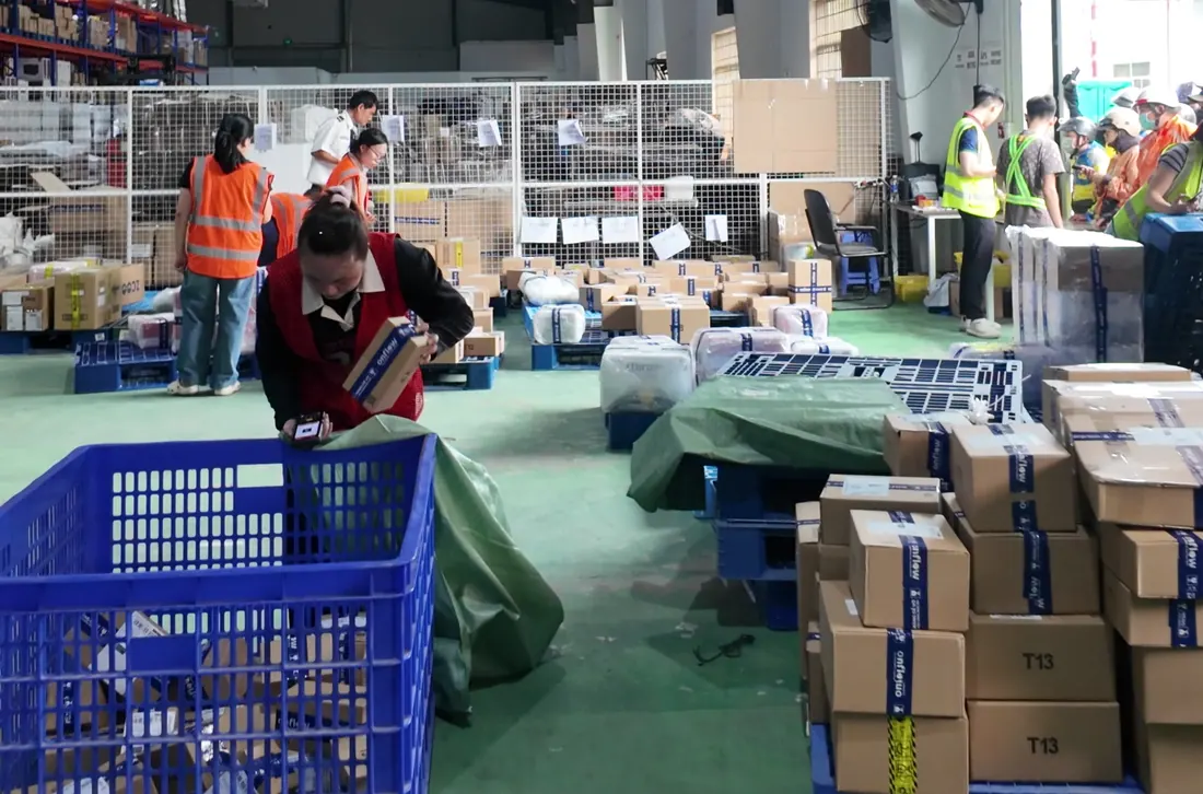 Nhân viên kho Fulfillment phân loại đơn hàng vào sọt trong ngày cao điểm