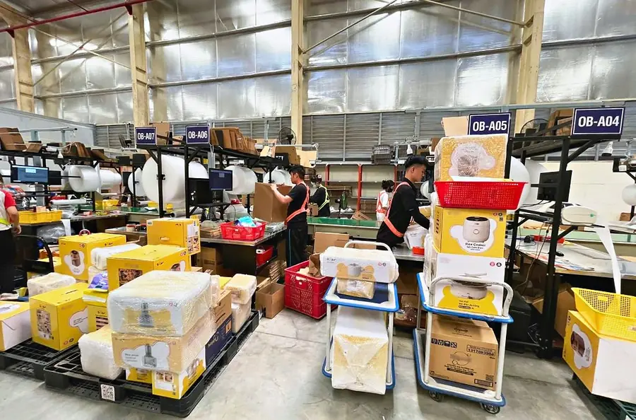 Nhân viên đóng gói hàng gia dụng tại kho Onflow Fulfillment