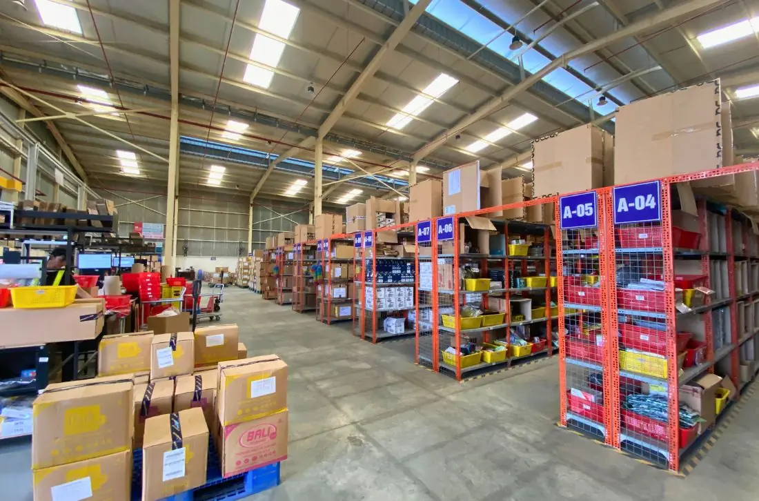 Kệ hàng đánh mã vị trí và khu xử lý đơn trong kho Onflow Fulfillment
