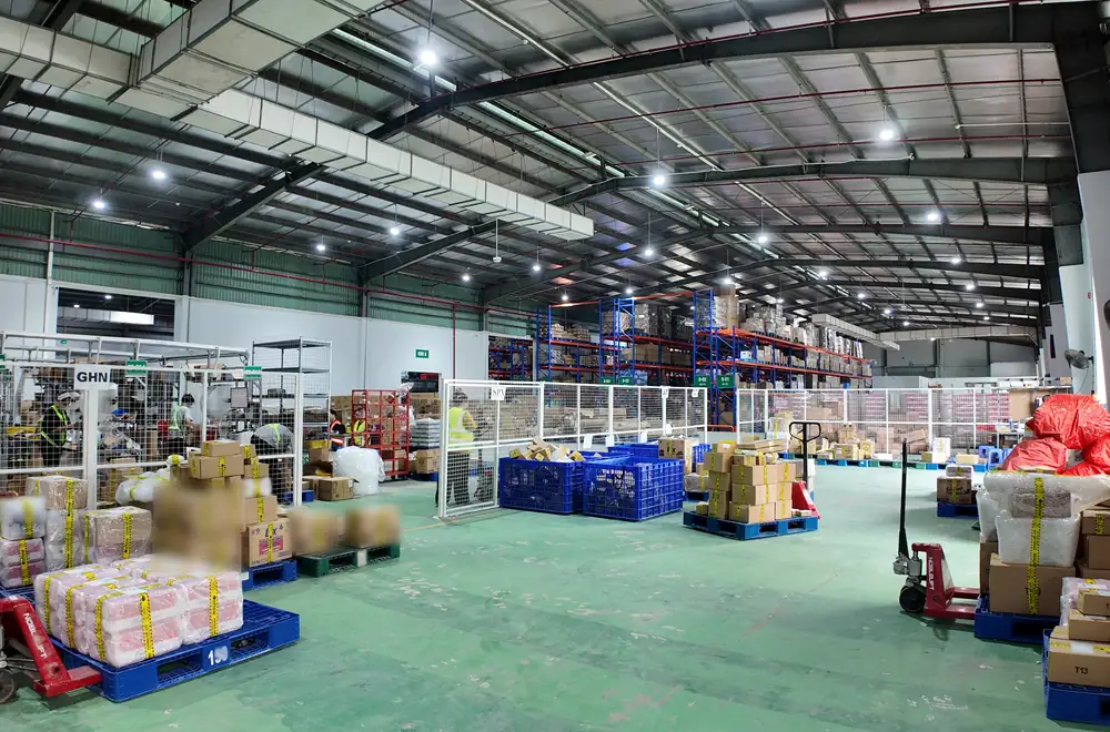 Khu tập kết đơn hàng theo từng đơn vị vận chuyển tại kho Onflow Fulfillment