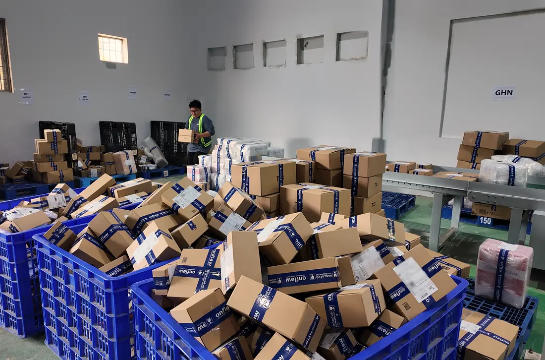 Đơn hàng được chia vào sọt theo từng đơn vị vận chuyển tại kho Onflow Fulfillment