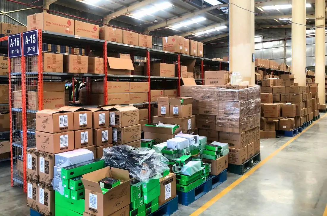Hàng điện tử, phụ kiện công nghệ xếp pallet chờ lưu kho tại Fulfillment center