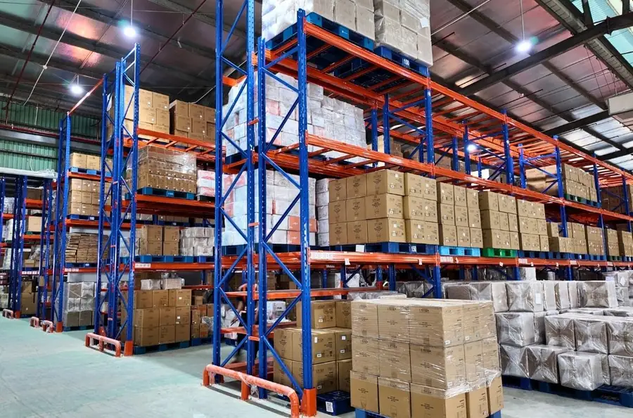 Kệ hàng nhiều tầng xếp thùng carton theo vị trí trong kho Fulfillment