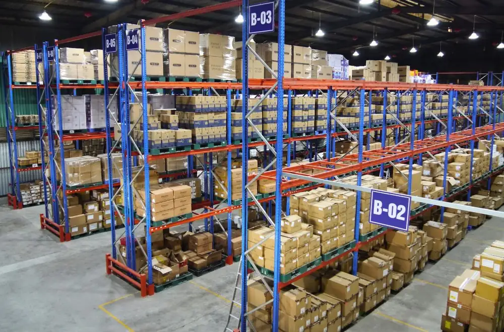 Kệ lưu kho nhiều tầng đánh mã vị trí trong kho Fulfillment
