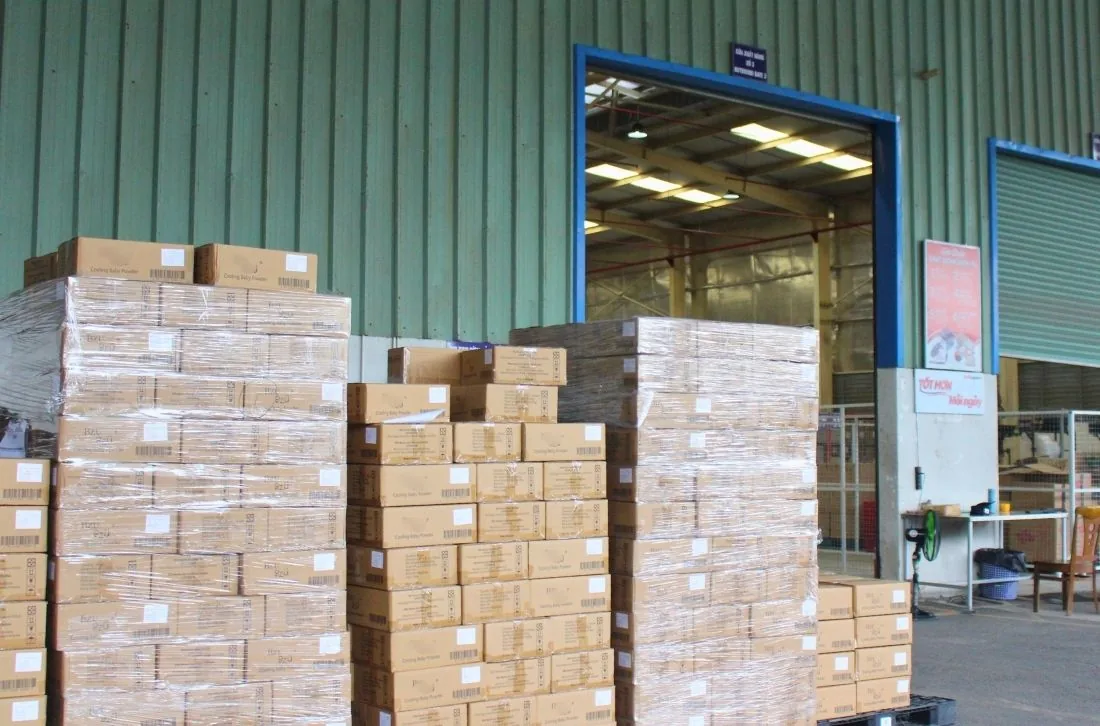 Pallet hàng hoá xếp tại cửa nhập kho chờ kiểm đếm trong kho Fulfillment