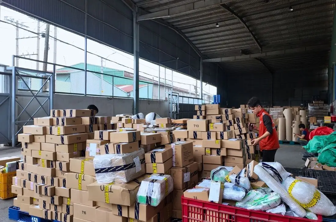 Khu tập kết đơn hàng đã đóng gói chờ phân loại trong kho Fulfillment