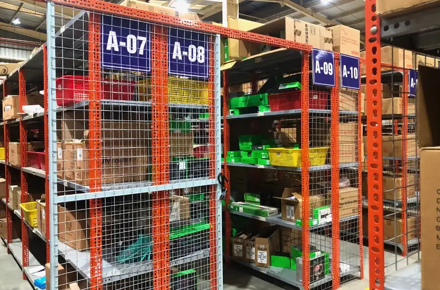 Kệ lưu kho phụ kiện công nghệ đánh mã vị trí trong kho Onflow Fulfillment