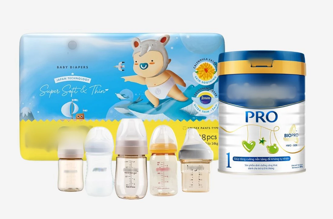 Gói tã bỉm, hộp sữa công thức và các bình sữa cho trẻ nhỏ