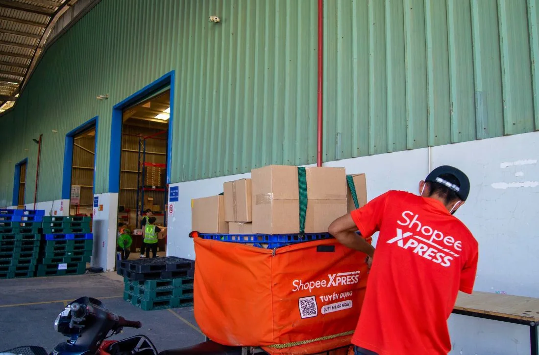 Nhân viên giao hàng SPX nhận đơn hàng tại cửa kho Fulfillment