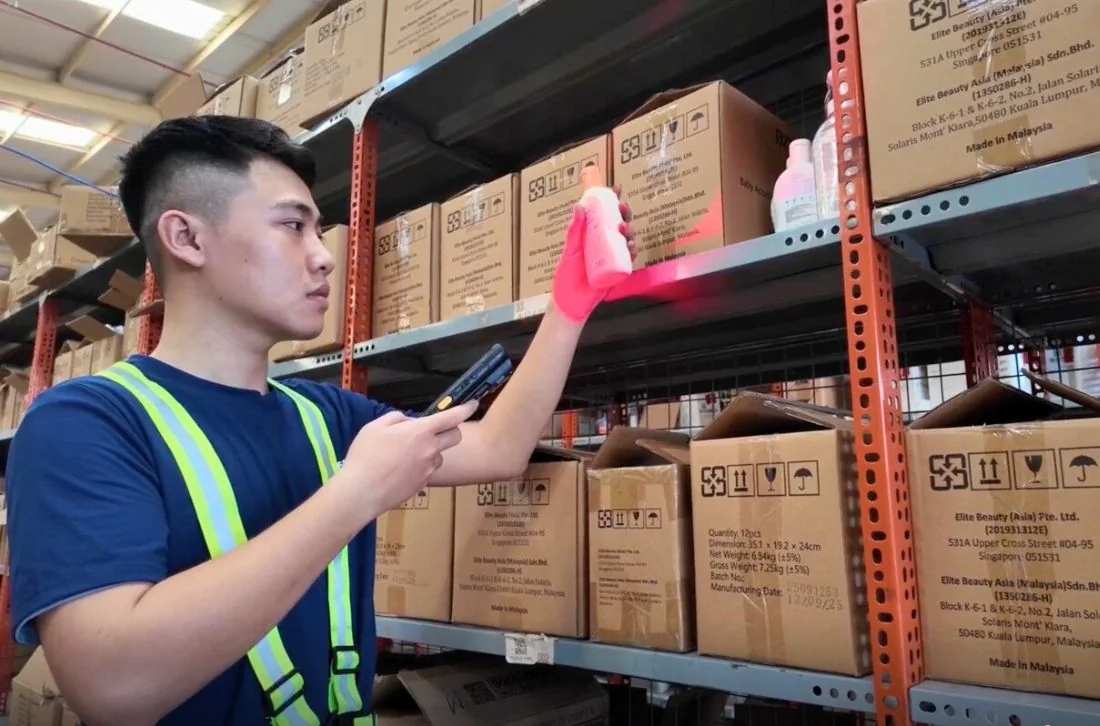 Nhân viên kho quét mã vạch hàng hoàn trước khi tái nhập lên kệ